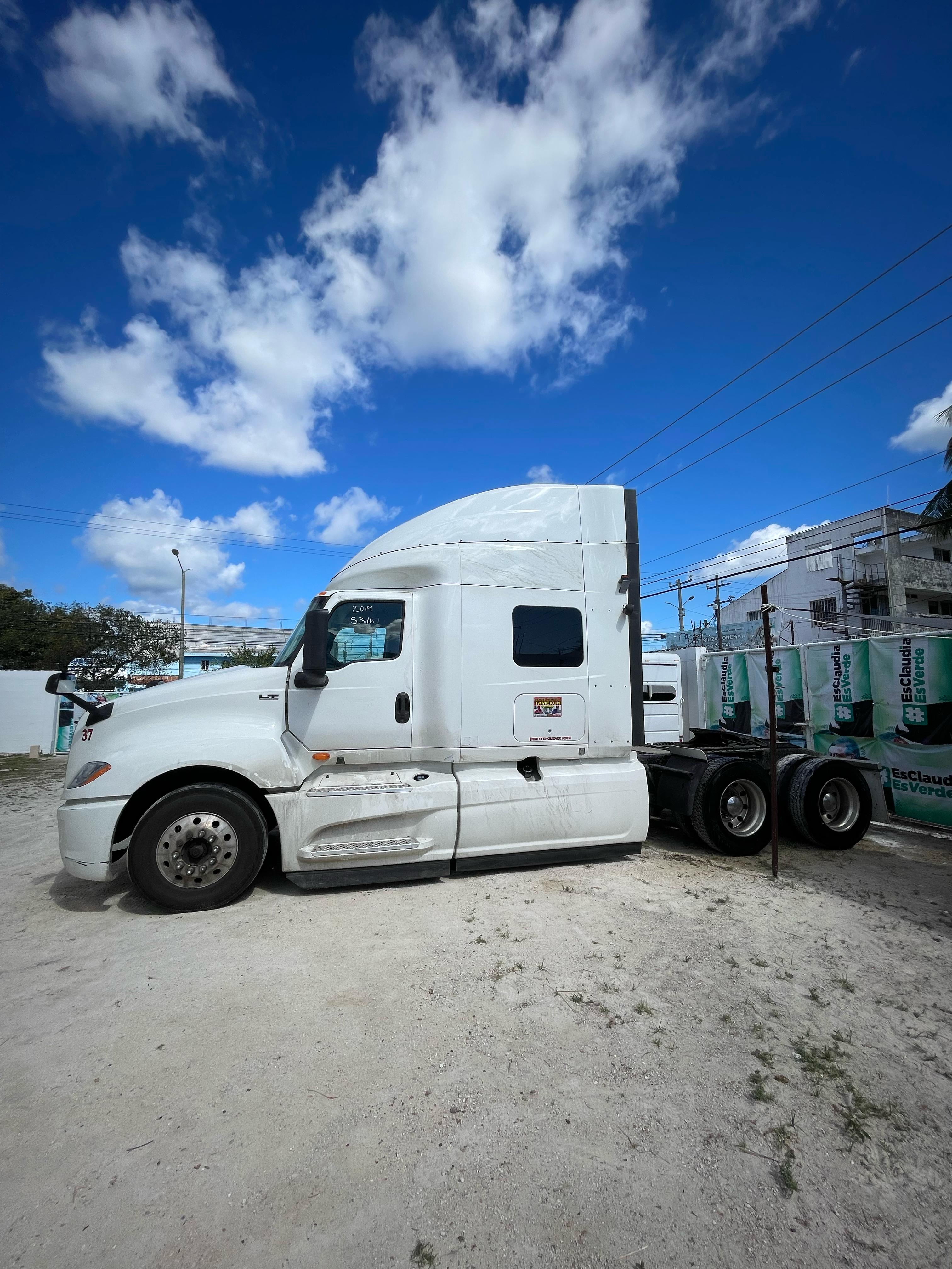 Tractocamión International LT